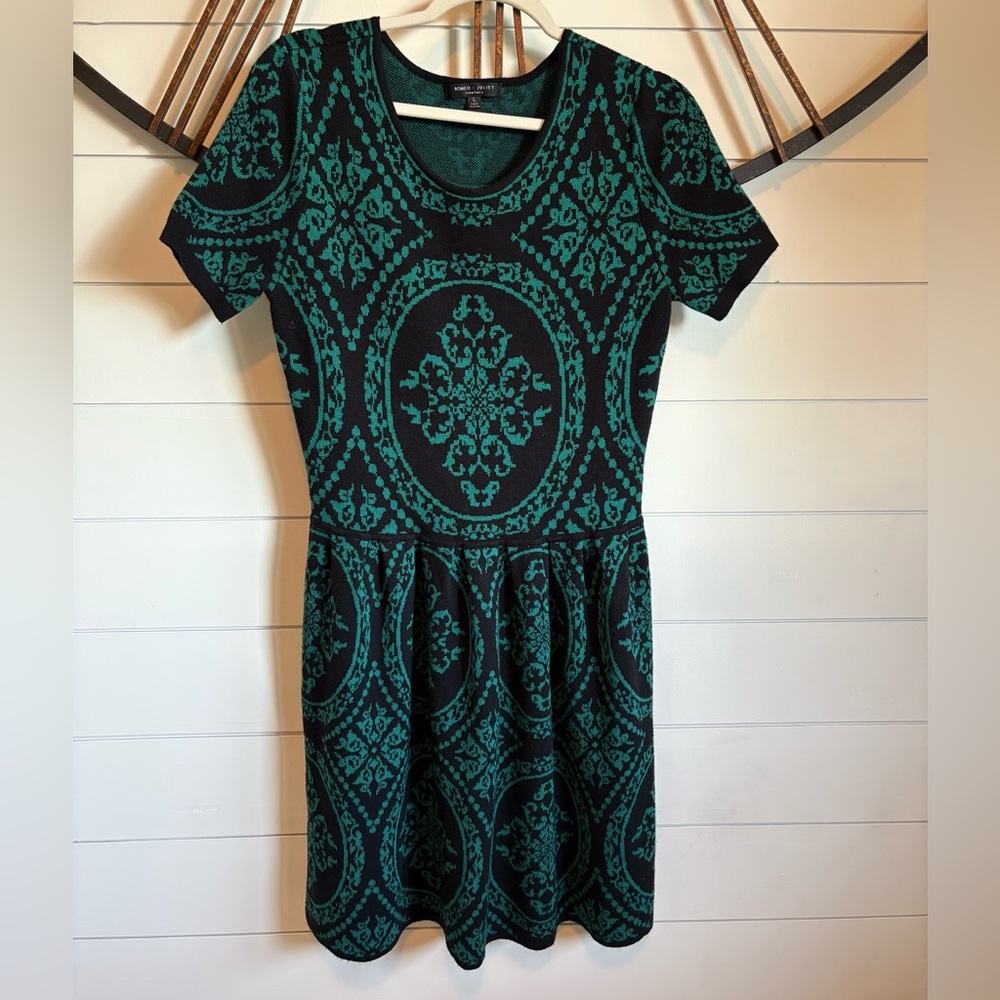 Romeo & Juliet Couture Black and Green Brocade Knit Dress - Picture 5 of 8